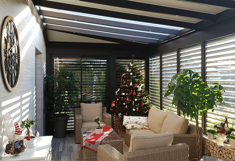 toiture-vitree-et-opaque-spots-LED-brise-soleil-orientable-750-515-fenetre-toiture Véranda focus toiture et fe