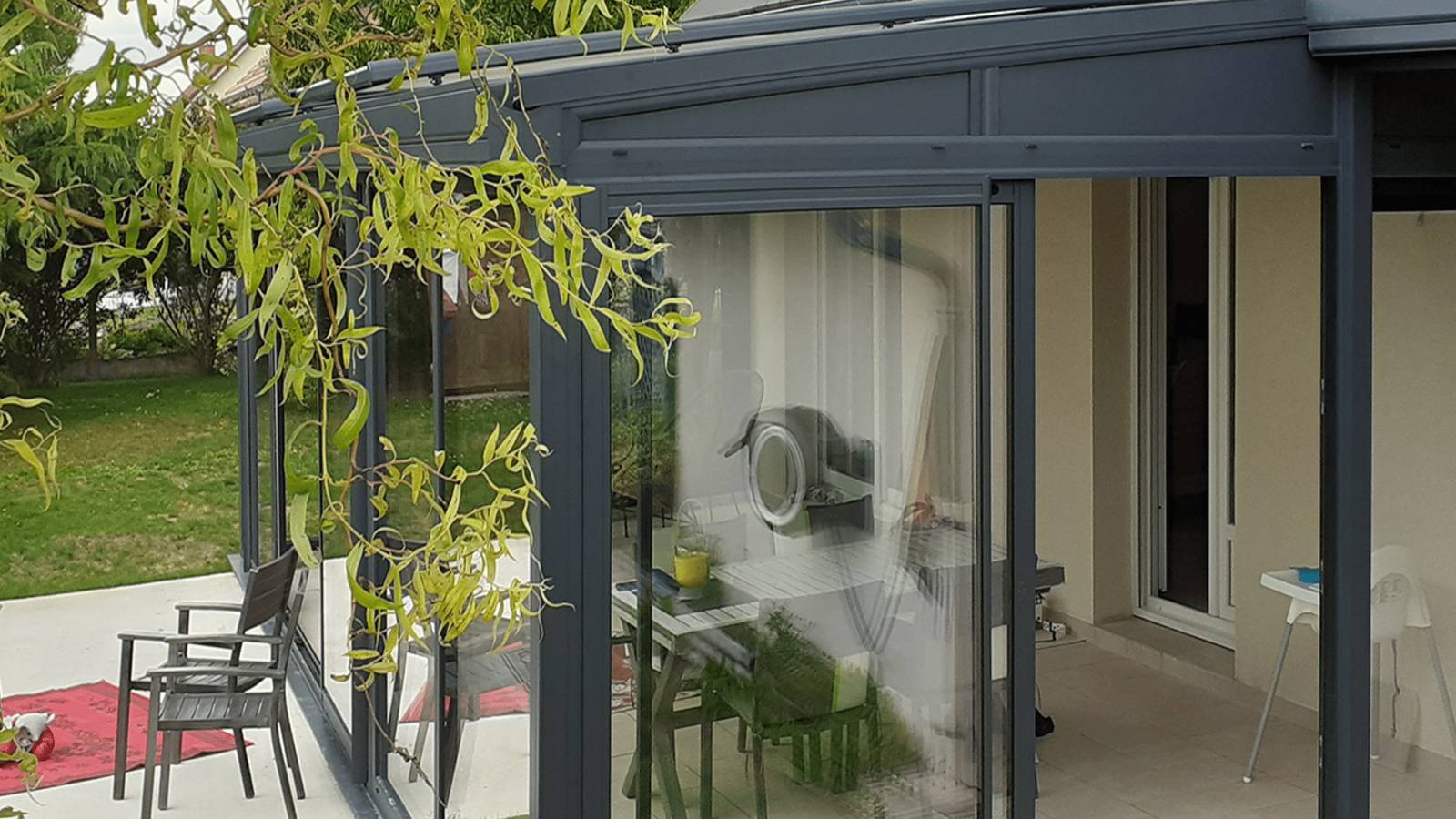 veranda-finition-cheneau-contemporain-16-led-2-stores-toiture-exterieur-vue-exterieur Véranda style contemporain