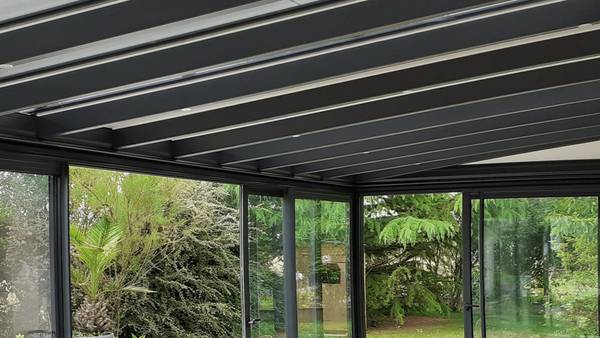 veranda-finition-cheneau-contemporain-16-led-2-stores-toiture-exterieur-1920-1080-vue-fenetres Véranda vue sur les fenêtres