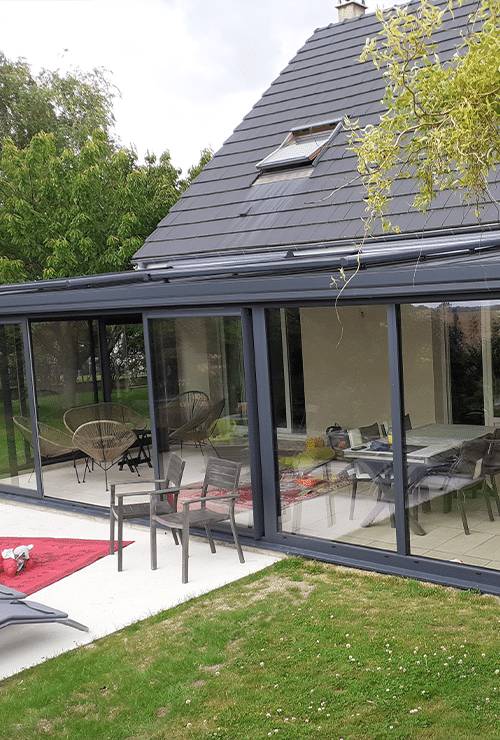 veranda-finition-cheneau-contemporain-16-led-2-stores-toiture-exterieur Vue de dehors