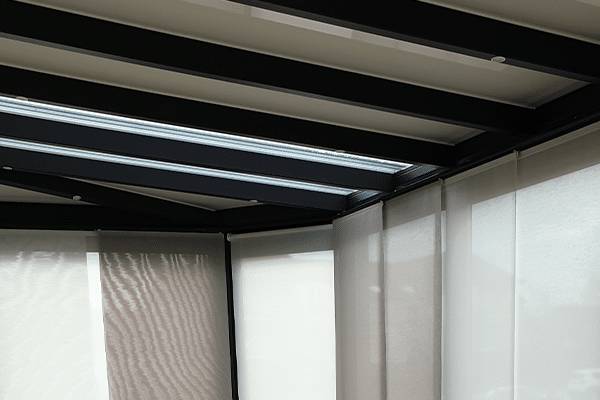 veranda-spots-led-stores-de facades-interieurs-plafond-vitre-et-opaque-600-400-toiture Véranda toiture
