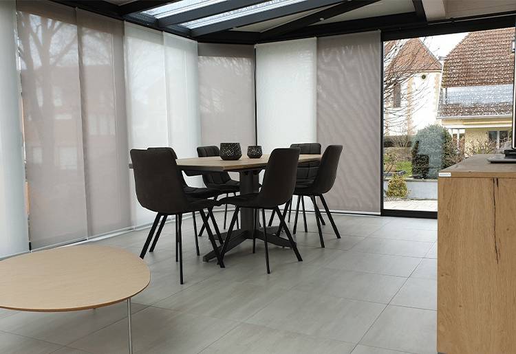 veranda-spots-led-stores-de facades-interieurs-plafond-vitre-et-opaque-750-515-intérieur Véranda intérieur