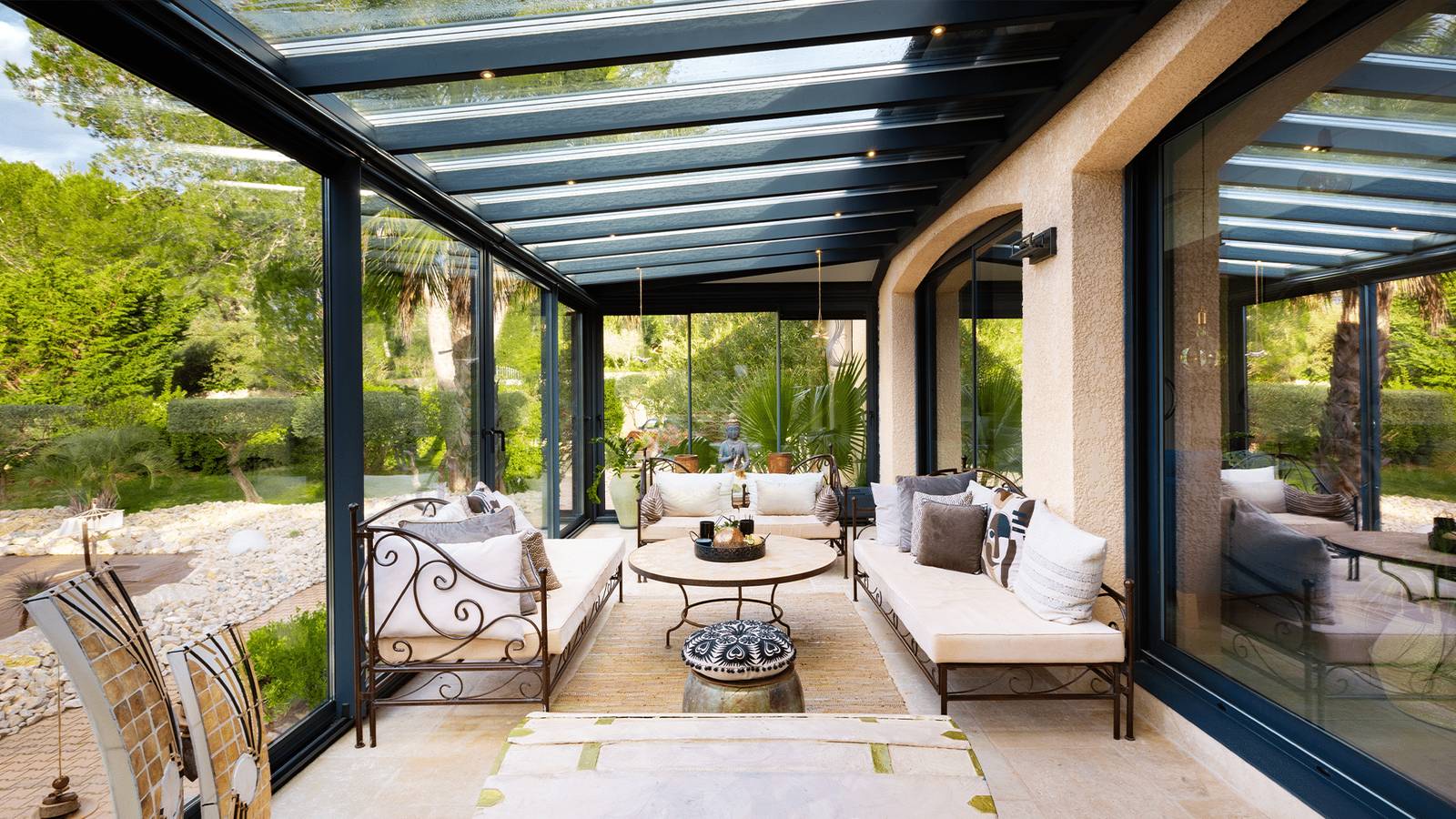 veranda-stores-toiture-stores-façade-réflexion solaire-spots-led-allège-en-muret-toiture-vitrage-interieur Véranda intérieur