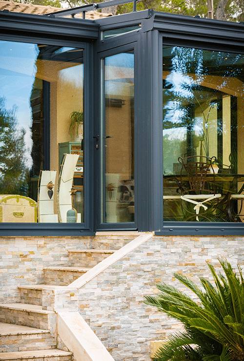 veranda-stores-toiture-stores-façade-réflexion solaire-spots-led-allège-en-muret-toiture-vitrage-interieur-500-740 Véranda vue d'en bas