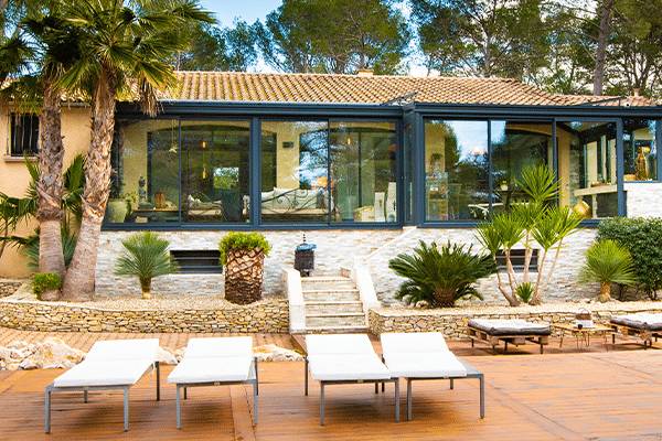 Magnifique véranda vue de la terrasse