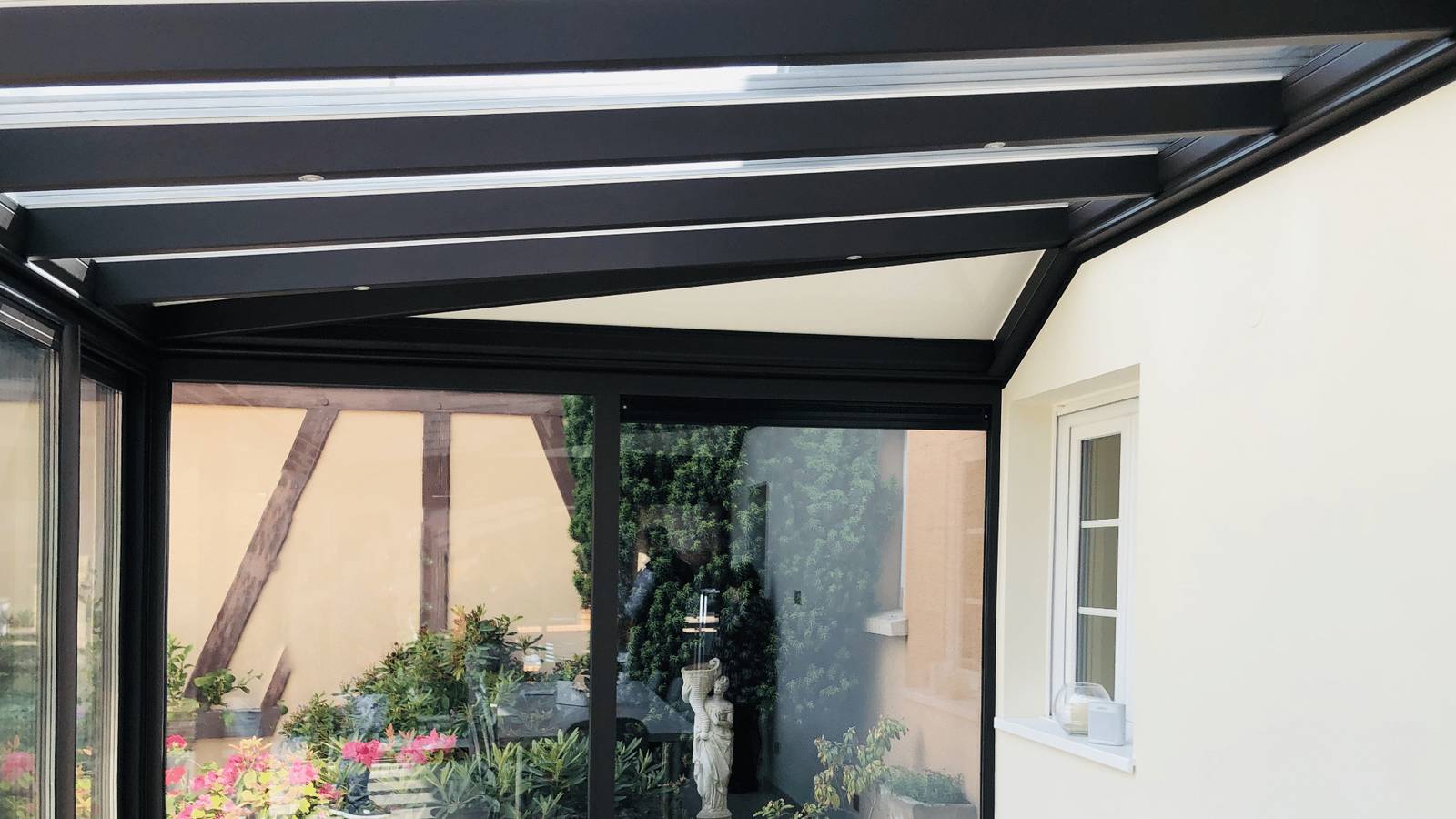 veranda-style-contemporain-toiture-vitree-10 spots-led Toiture vitrée