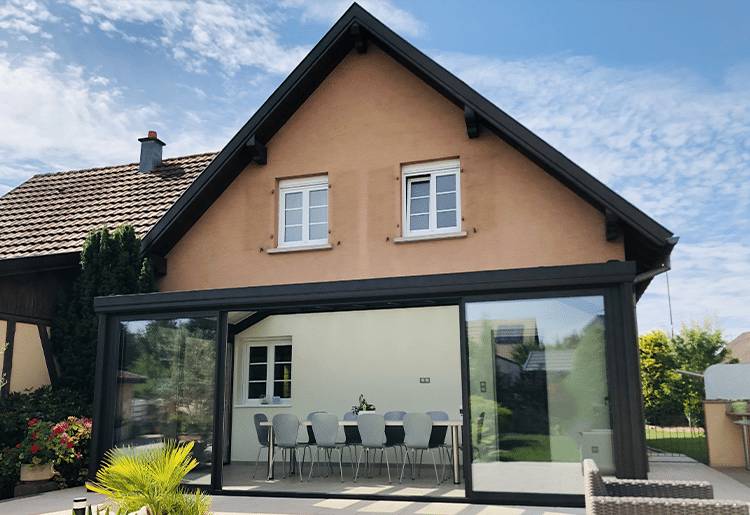 veranda-style-contemporain-toiture-vitree-10 spots-led-maison Vue de la maison et de la véranda