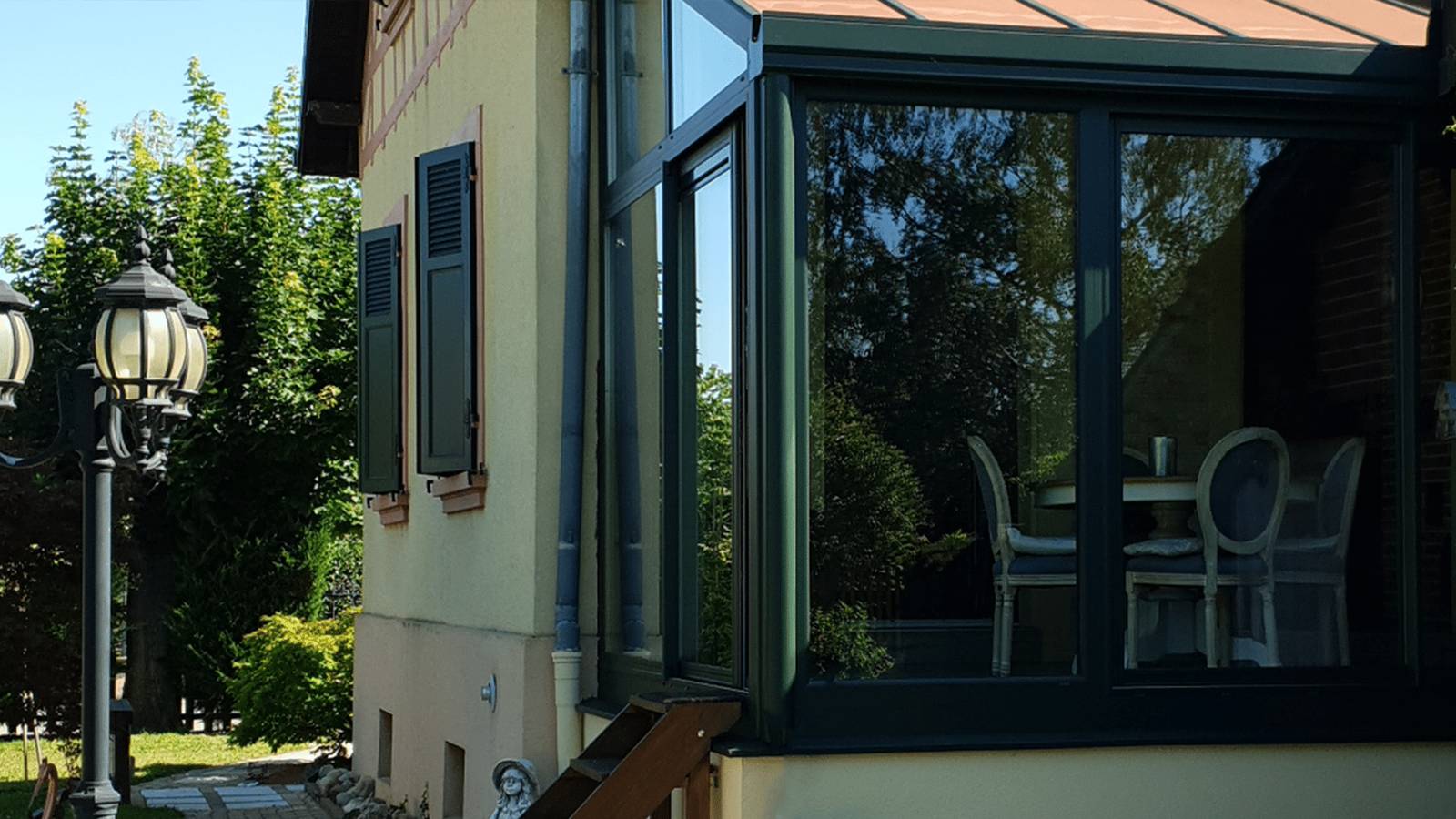 veranda-toiture-opaque-couleur-brune-surélevée Véranda surélevée