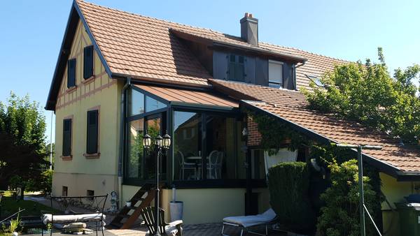 veranda-toiture-opaque-couleur-brune-surélevée-belle-vue Véranda vue de loin