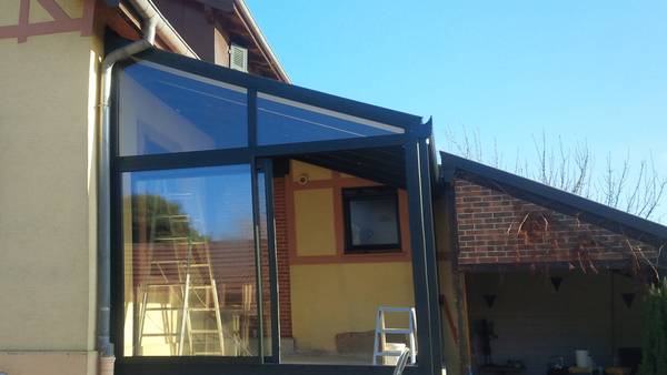 veranda-toiture-opaque-couleur-brune-surelevee-travaux Véranda lors des travaux