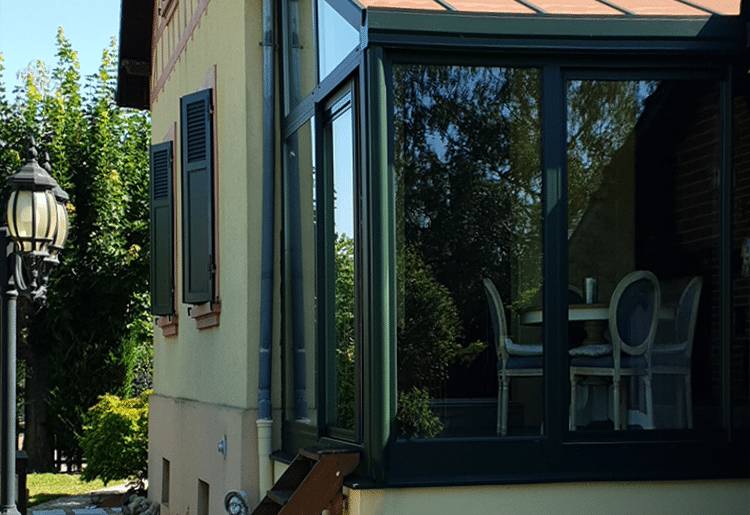 veranda-toiture-opaque-couleur-brune-750-515-vue-globale Véranda brune à l'extérieur