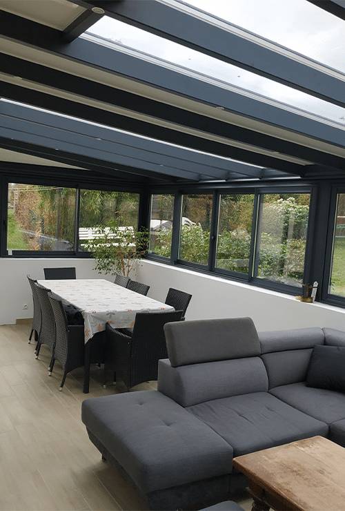 veranda-toiture-opaque-puit-de-lumiere-focus-toiture-fenetre Véranda focus intérieur fenêtre et toiture