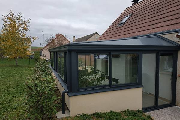 veranda-toiture-opaque-puit-de-lumiere Véranda extérieur vue