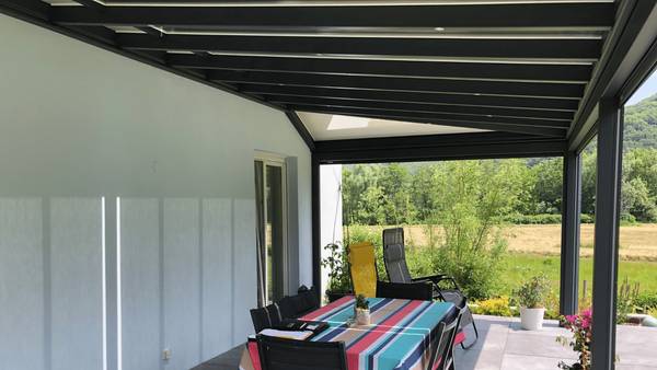 1920-1080-pergola-contemporain-toiture-vitree Pergola moderne avec espace repas extérieur en pleine nature