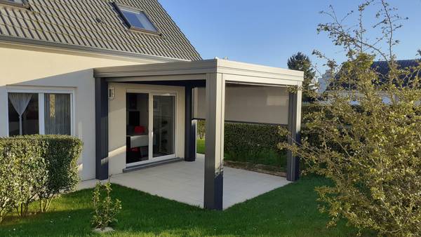 1920-1080-pergola-stores-facades-exterieur-finition-cheneau-droit-vue-de-face-exterieur-vue-face Pergola élégante en aluminium gris ajoutant du style à la maison