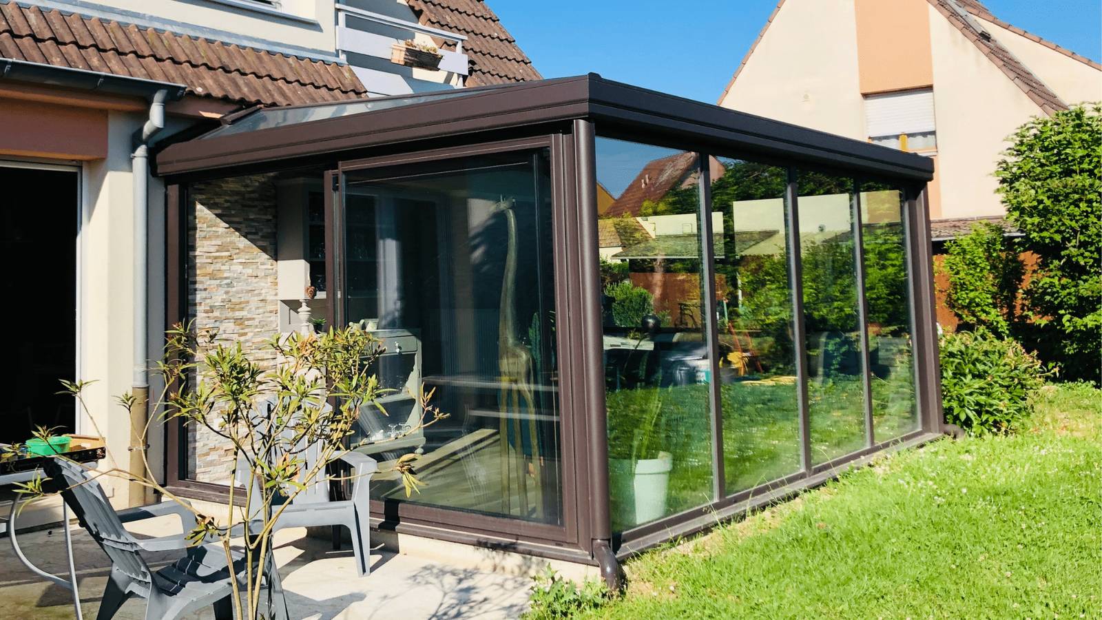 1920-1080-veranda-contemporain-exterieur Véranda moderne en verre et aluminium dans un jardin fleuri
