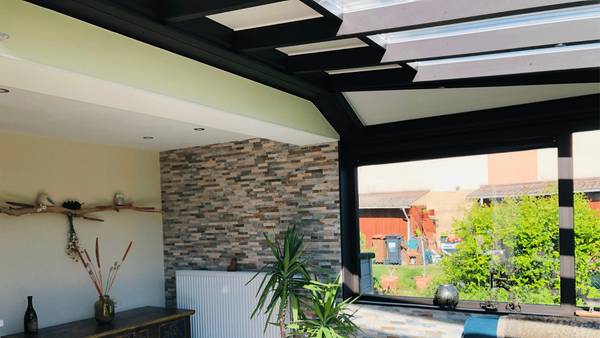 1920-1080-veranda-contemporain-interieur Véranda moderne avec grande baie vitrée et plafond vitré innovant