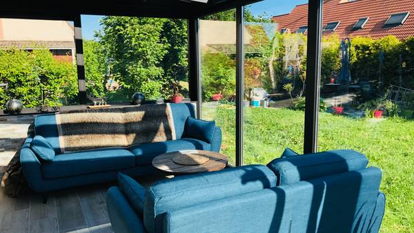 1920-1080-veranda-contemporain-interieur-bis Véranda lumineuse avec canapés bleus et vue sur jardin verdoyant