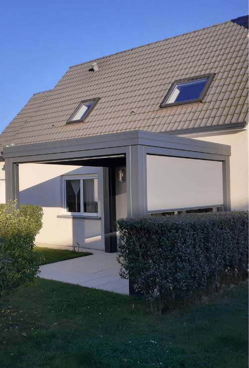 500-740-pergola-stores-facades-exterieur-finition-cheneau-droit-vue-de-face-exterieur Pergola extérieur
