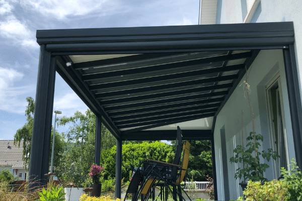600-400-pergola-contemporain Pergola moderne en métal pour terrasse d'extérieur accueillante