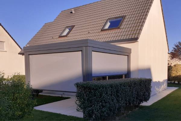 600-400-pergola-stores-facades-exterieur-finition-cheneau-droit-vue-de-face-exterieur Pergola extérieur store