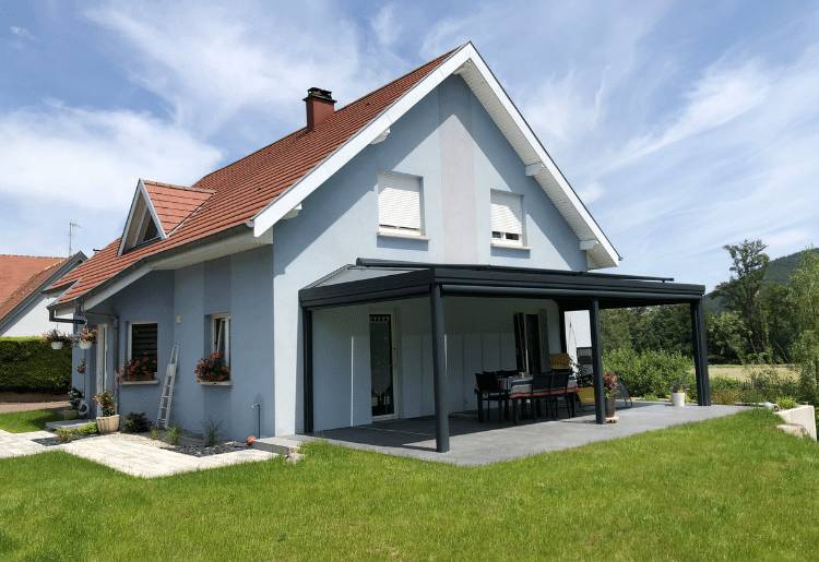 750-515-pergola-contemporain-toiture-vitrée Pergola moderne adossée à une maison avec terrasse élégante