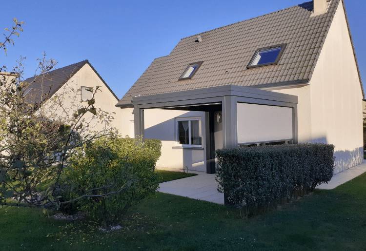 750-515-pergola-stores-facades-exterieur-finition-cheneau-droit-vue-de-face-exterieur-coté pergola bioclimatique