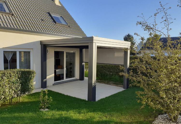 750-515-pergola-stores-facades-exterieur-finition-cheneau-droit-vue-de-face-exterieur Pergola