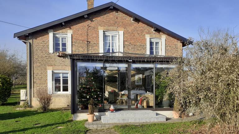 Limbourg - 1920-1080-11spots led-vitrage toiture-veranda-victorienne-exterieur-bis Véranda victorienne extérieure avec vue de proche