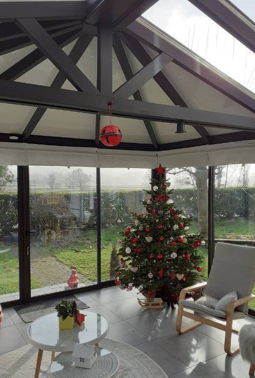Limbourg - 500-740-11spots led-vitrage toiture-veranda-victorienne Véranda moderne avec sapin de Noël décoré et fauteuil confortable