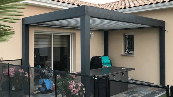 -1920-1080-finition-pure-line-extérieur Pergola moderne en aluminium avec toit rétractable devant une maison