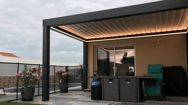 -1920-1080-finition-pure-line-extérieur-bis Pergola bioclimatique vue extérieure