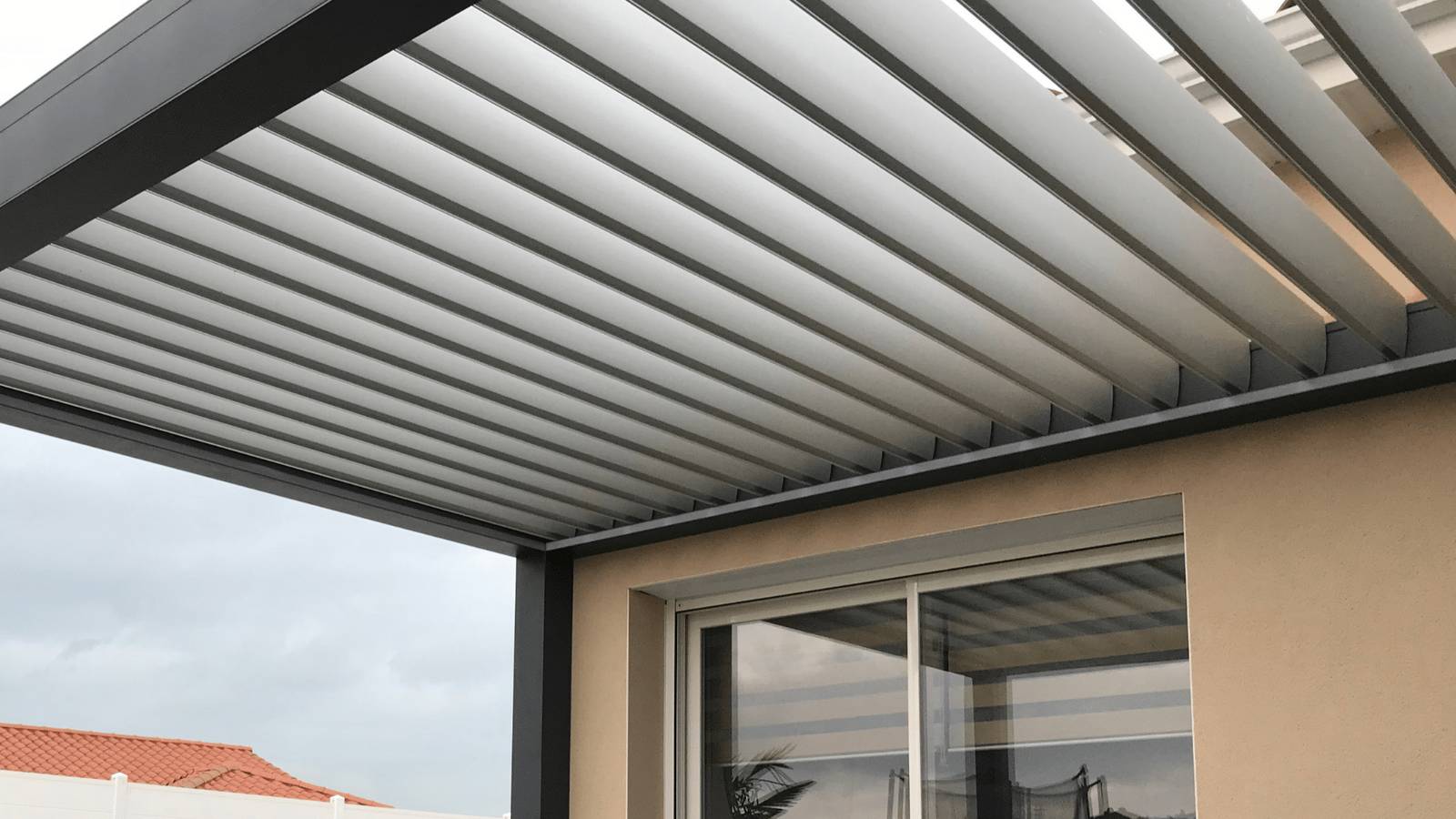 1920-1080-finition-pure-line-extérieur-focus-toit Pergola focus toit