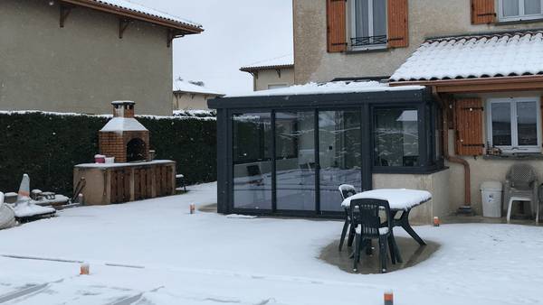 puit-de-lumire-vitree-1920-1080-exterieur Véranda en aluminium avec vue sur jardin enneigé
