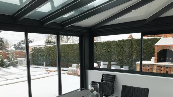 -puit-de-lumire-vitree-1920-1080-interieur-focus-toit Véranda moderne avec vue sur jardin enneigé et barbecue extérieur