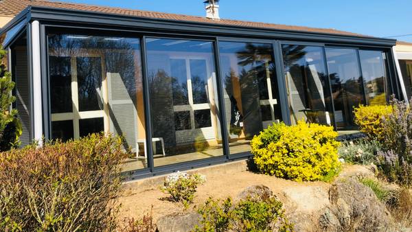 Pachos-puit-lumiere-toiture-1920-1080-vue-exterieure Véranda moderne en aluminium avec grandes fenêtres pour maison familiale