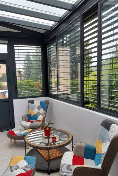 Pouyet-500-740-toiture-vitrage-interieur- Véranda avec des store à réflexion solaire vue intérieure