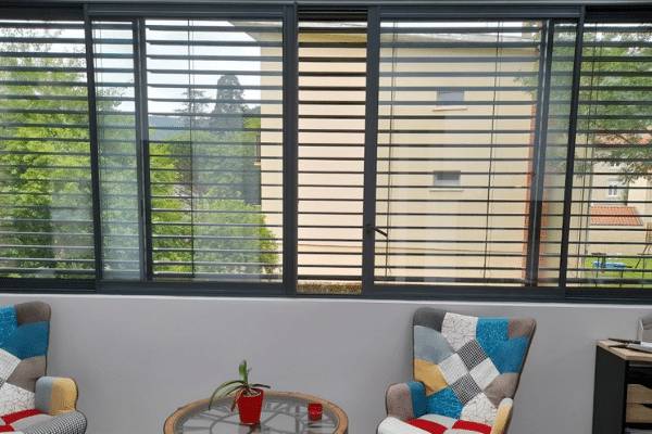 Pouyet-600-400-toiture-vitrage-interieur-bis Véranda avec des store à réflexion solaire vue intérieure