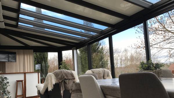 Toulieux-puit-de-lumiere-1920-1080-toiture-interieur-reflexion-solaire Véranda puit de lumière focus toit