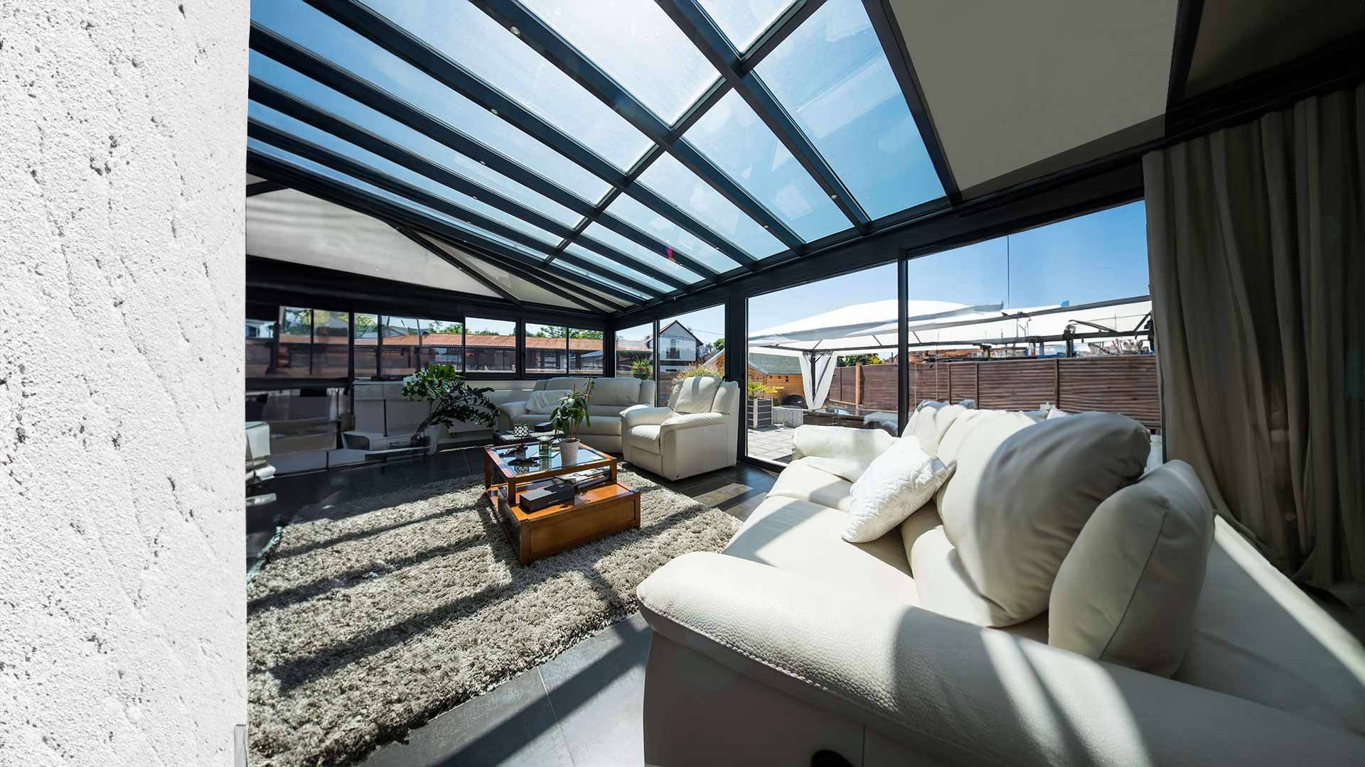 Véranda lumineuse et spacieuse avec vue sur jardin