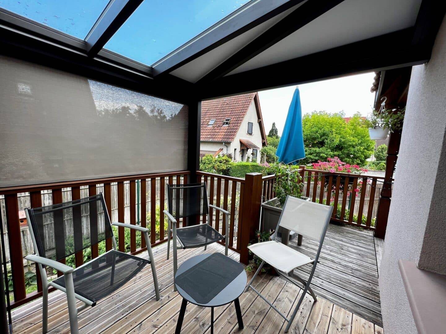 Pergola moderne avec toit vitré et mobilier de jardin élégant