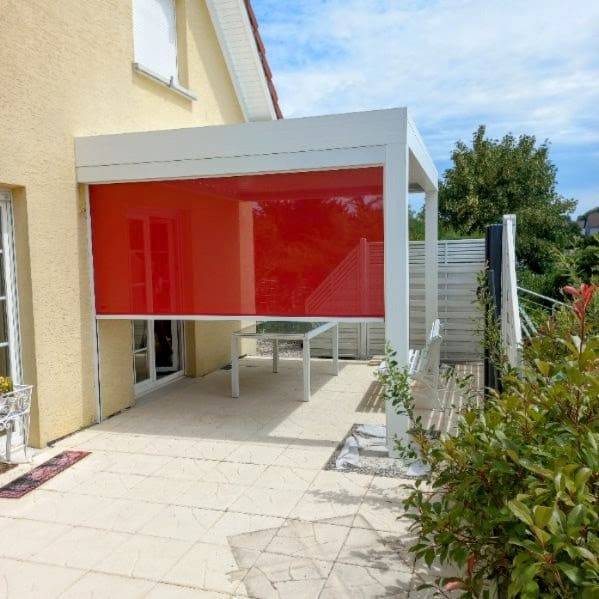 Pergola moderne avec store rouge pour terrasse extérieure