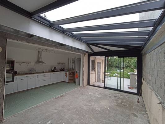 1698238512573 Véranda moderne avec toit en verre et structure métallique élégante
