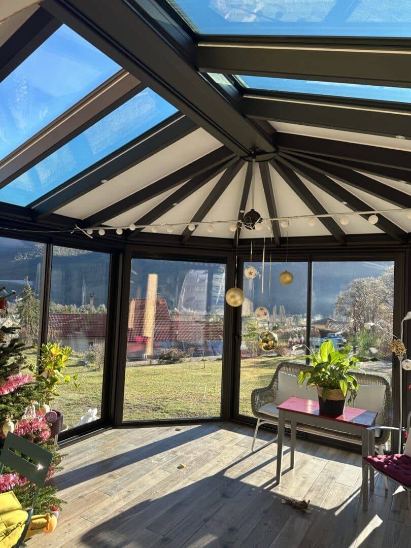 Véranda élégante avec vue sur le jardin et plafond vitré