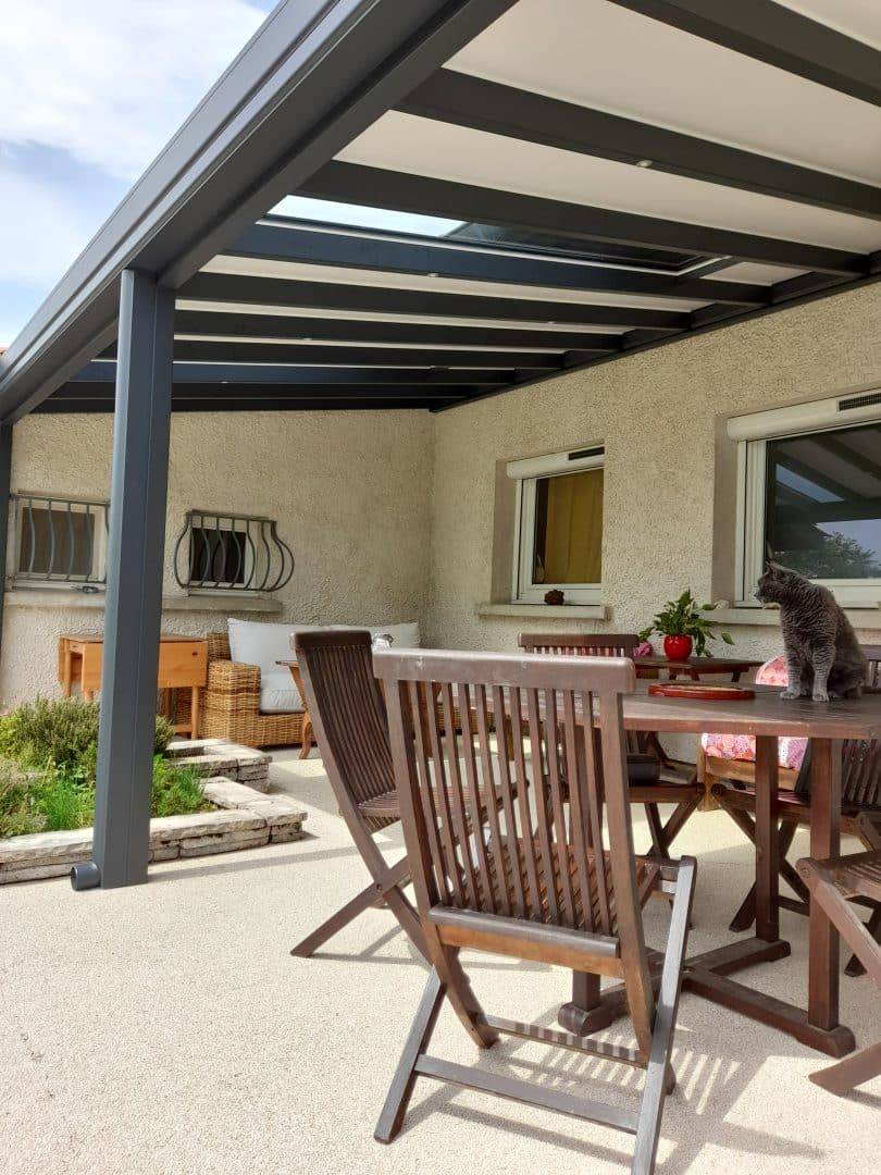 Pergola moderne aménagée avec salon de jardin en bois
