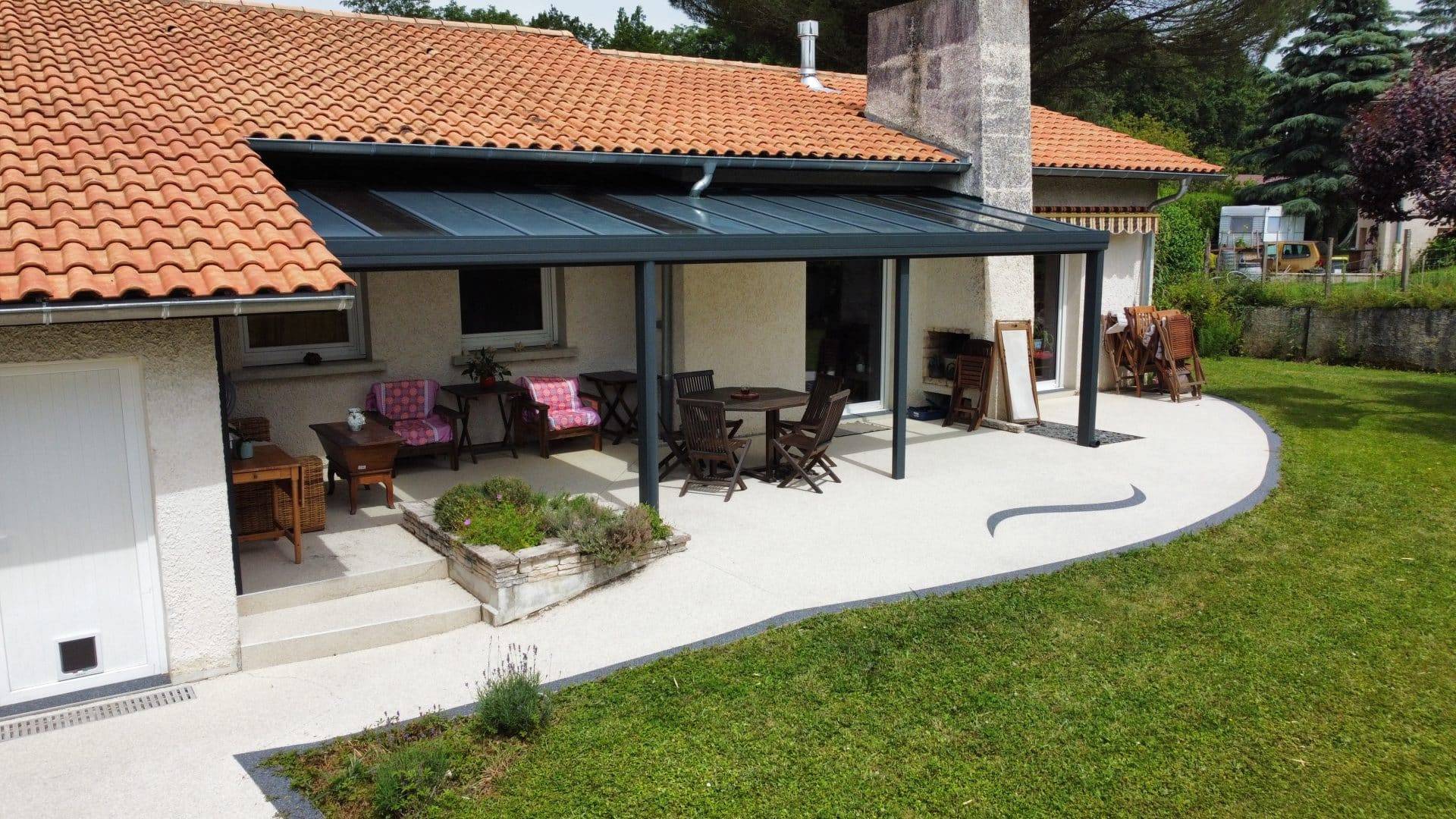 Cette pergola moderne embellit le jardin de votre maison.