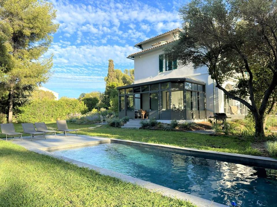 veranda-1 Véranda élégante en verre à côté d'une piscine accueillante