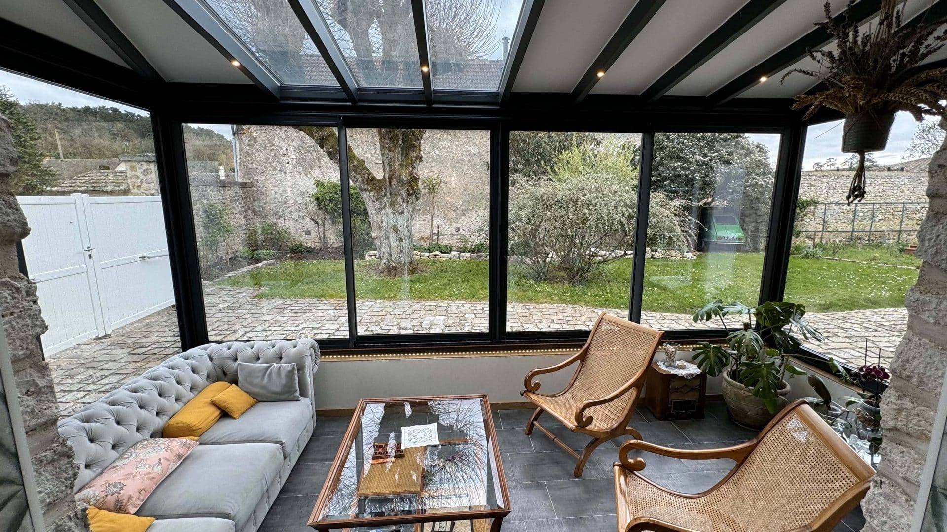 Confort moderne dans une véranda avec vue sur le jardin