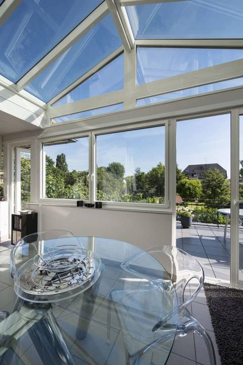Véranda moderne 2 Véranda vitrée offrant une vue panoramique sur le jardin
