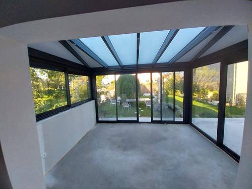 20240920_085327 Véranda moderne avec grandes baies vitrées pour vue sur jardin